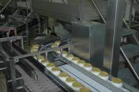 Fabrication des yaourts - Sortie des yaourts de la chaîne de remplissage